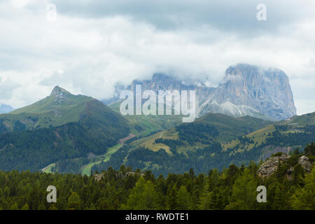 Blick auf die Dolomiten an einem nebligen Tag, Südtirol Stockfoto