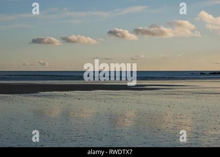 Cymryan Strand bei Dämmerung, Rhosneigr, Anglesey, North Wales, UK Stockfoto