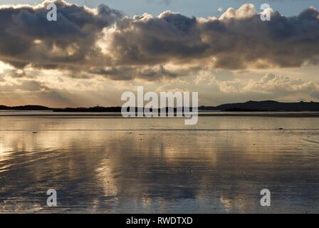 Cymryan Strand bei Dämmerung, Rhosneigr, Anglesey, North Wales, UK Stockfoto