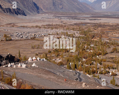 Blick auf das Nubra Tal vom Dach des Diskit Kloster, Ladakh Stockfoto