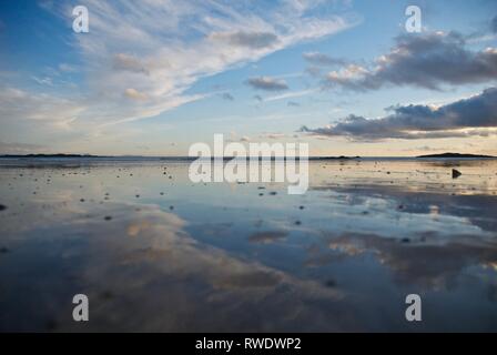 Cymryan Strand bei Dämmerung, Rhosneigr, Anglesey, North Wales, UK Stockfoto