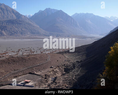 Blick auf das Nubra Tal vom Dach des Diskit Kloster, Ladakh Stockfoto