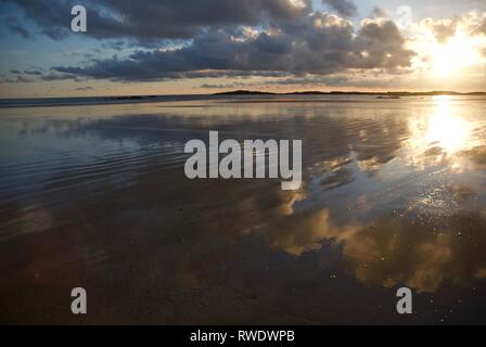 Cymryan Strand bei Dämmerung, Rhosneigr, Anglesey, North Wales, UK Stockfoto