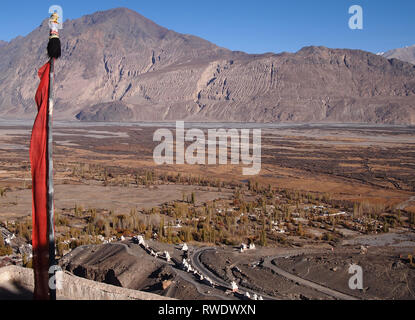 Blick auf das Nubra Tal vom Dach des Diskit Kloster, Ladakh Stockfoto