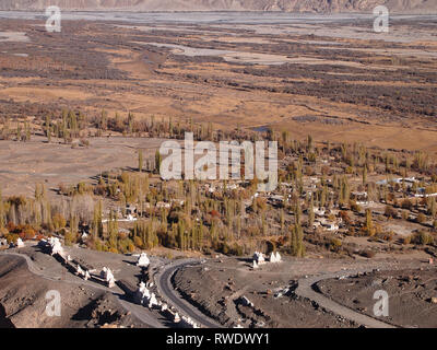 Blick auf das Nubra Tal vom Dach des Diskit Kloster, Ladakh Stockfoto