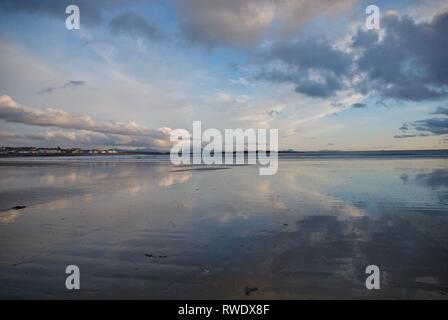 Cymryan Strand bei Dämmerung, Rhosneigr, Anglesey, North Wales, UK Stockfoto