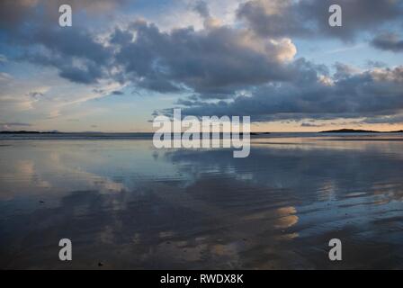 Cymryan Strand bei Dämmerung, Rhosneigr, Anglesey, North Wales, UK Stockfoto