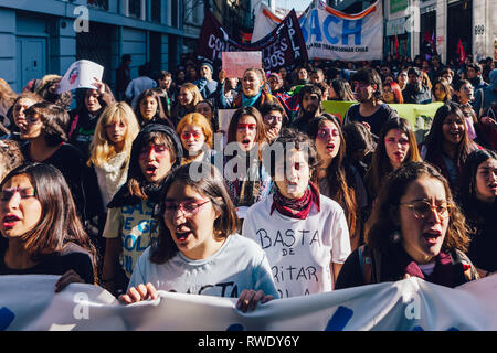 Valparaiso, Chile - Juni 01, 2018: Die chilenen marschierten durch die Straßen von Valparaiso, forderten ein Ende von Sexismus im Bildungssystem. Stockfoto