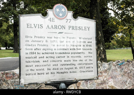 MEMPHIS, TN, USA: Oktober 11, 2006: das Zeichen vor Elvis Presley's Graceland zeigt die Auswirkungen der späten Sänger auf der Memphis hatte. Stockfoto