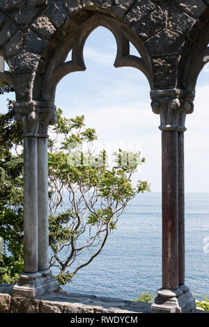 Kunstvolle Steinbögen Blick auf den Atlantik an der Hammond Schloss in Gloucester, Massachusetts, USA. Stockfoto