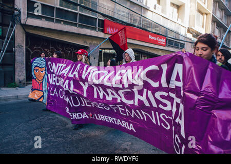 Valparaiso, Chile - Juni 01, 2018: Die chilenen marschierten durch die Straßen von Valparaiso, forderten ein Ende von Sexismus im Bildungssystem. Stockfoto