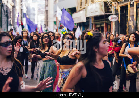 Valparaiso, Chile - Juni 01, 2018: Die chilenen marschierten durch die Straßen von Valparaiso, forderten ein Ende von Sexismus im Bildungssystem. Stockfoto