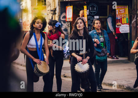 Valparaiso, Chile - Juni 01, 2018: Die chilenen marschierten durch die Straßen von Valparaiso, forderten ein Ende von Sexismus im Bildungssystem. Stockfoto