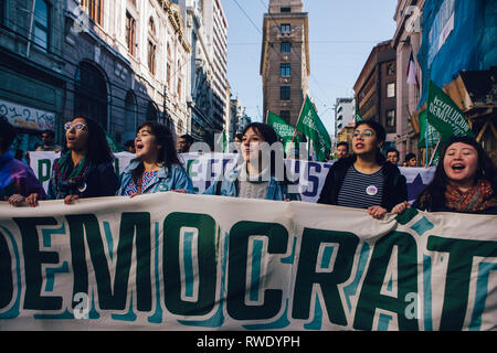 Valparaiso, Chile - Juni 01, 2018: Die chilenen marschierten durch die Straßen von Valparaiso, forderten ein Ende von Sexismus im Bildungssystem. Stockfoto