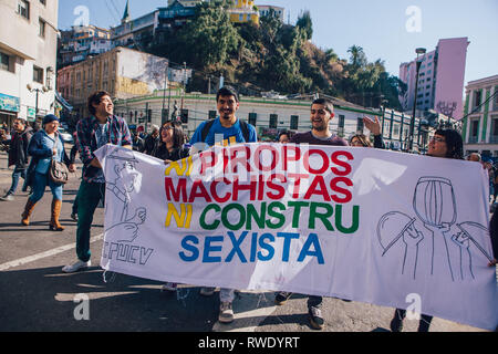 Valparaiso, Chile - Juni 01, 2018: Die chilenen marschierten durch die Straßen von Valparaiso, forderten ein Ende von Sexismus im Bildungssystem. Stockfoto