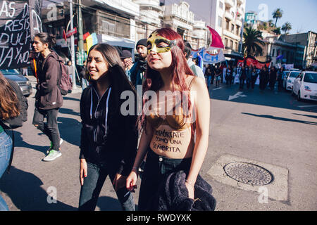 Valparaiso, Chile - Juni 01, 2018: Die chilenen marschierten durch die Straßen von Valparaiso, forderten ein Ende von Sexismus im Bildungssystem. Stockfoto