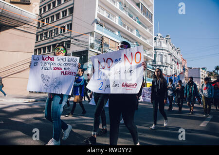 Valparaiso, Chile - Juni 01, 2018: Die chilenen marschierten durch die Straßen von Valparaiso, forderten ein Ende von Sexismus im Bildungssystem. Stockfoto