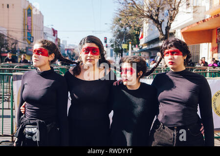 Valparaiso, Chile - Juni 01, 2018: Die chilenen marschierten durch die Straßen von Valparaiso, forderten ein Ende von Sexismus im Bildungssystem. Stockfoto