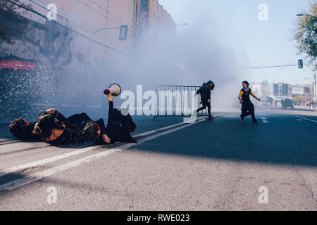 Valparaiso, Chile - Juni 01, 2018: Die chilenen marschierten durch die Straßen von Valparaiso, forderten ein Ende von Sexismus im Bildungssystem. Stockfoto