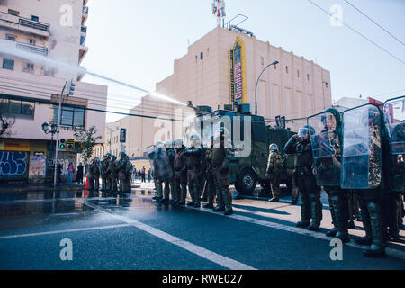 Valparaiso, Chile - Juni 01, 2018: Die chilenen marschierten durch die Straßen von Valparaiso, forderten ein Ende von Sexismus im Bildungssystem. Stockfoto