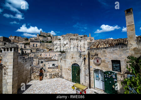 MATERA, Italien - 27. AUGUST 2018: Sommer Tag Landschaft Straße Blick auf die herrliche alte Stadt der Sassi mit weißen geschwollene Wolken ziehen auf dem Italienischen Stockfoto