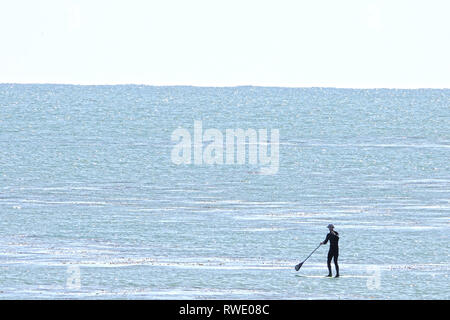 20 Februar, 2019 Capitola, CA, USA Paddle surfer Anschläge wird auf Ruhe im Pazifischen Ozean aus Capitola, Kalifornien USA Stockfoto