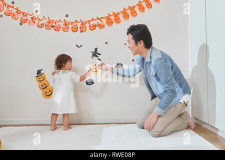 Japanisches Kind und Vater, immer bereit für Halloween Stockfoto
