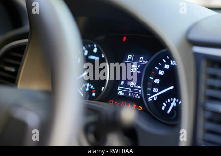 auto-armaturenbrett mit geschwindigkeit und drehzahl - Stock Photo #2675054