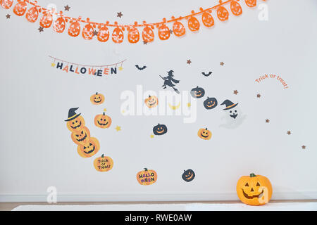 Japanisches Kind und Vater, immer bereit für Halloween Stockfoto