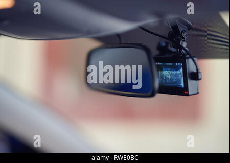 Aufnahme Auto dashcamera auf der Windschutzscheibe in der Nähe zu sehen. Stockfoto