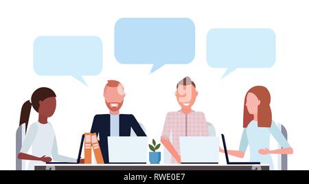 Geschäftsleute Group Meeting Konferenz mix Rasse Mitarbeiter mit Laptop Sprechblase Kommunikationskonzept Kollegen diskutieren Rede Konversation Stock Vektor