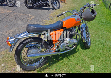 Weiß und Orange Norton Commando 750 Classic Motorrad Stockfoto