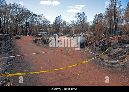 Nach der 2019 Buschfeuer in Tingha im Norden von New South Wales, Australien, südlich von Inverell, Anzeigen zerstört Home Stockfoto