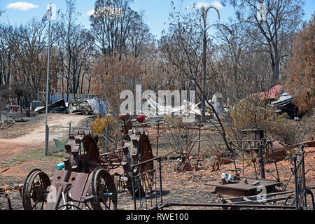 Nach der 2019 Buschfeuer in Tingha im Norden von New South Wales, Australien, südlich von Inverell, Anzeigen zerstört Home Stockfoto