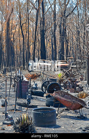 Nach der 2019 Buschfeuer in Tingha im Norden von New South Wales, Australien, südlich von Inverell, Anzeigen zerstört Home Stockfoto