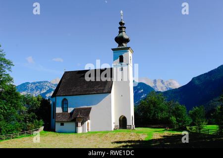 Eine Kirche auf einem Hügel vor der Alpen Stockfoto