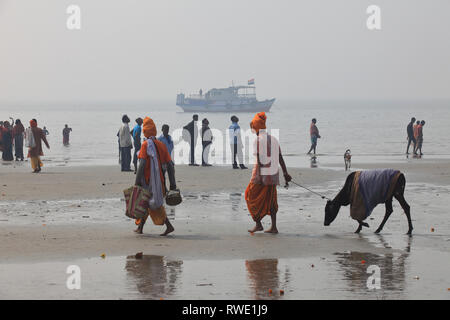 Hinduistische Pilger, Bad im Ganges am Tag der 'Makar Sankrathi" in Gangasagar Inseln zu nehmen. In West Bengalen, Indien. Stockfoto