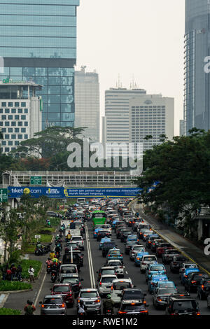 Jakarta, Indonesien - 16. November 2018: Stau entlang der Sudirman Road im Herzen von Jakartas Geschäftsviertel an einem regnerischen Tag. Stockfoto