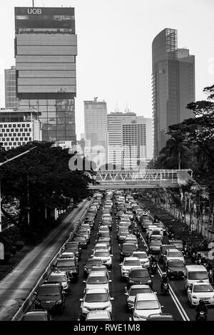 Jakarta, Indonesien - 16. November 2018: Stau entlang der Sudirman Road im Herzen von Jakartas Geschäftsviertel an einem regnerischen Tag. Stockfoto