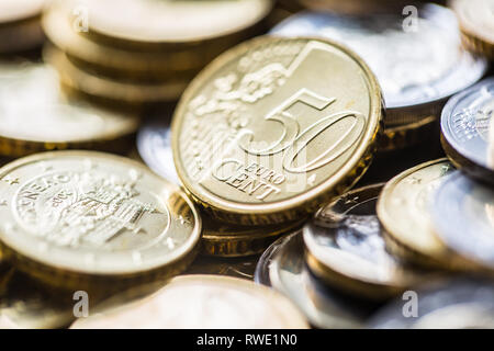 Close-up ein Haufen von neuen Euro Münzen, die in anderen Kompositionen. Stockfoto