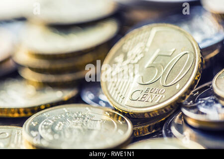 Close-up ein Haufen von neuen Euro Münzen, die in anderen Kompositionen. Stockfoto