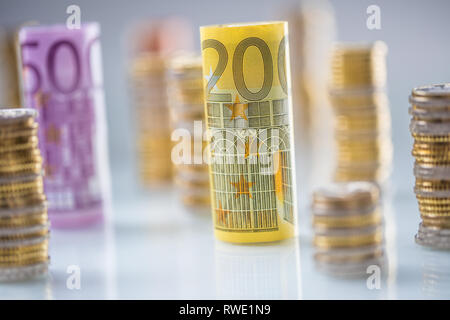 Gerollt Euro-Banknoten und -münzen Türme in anderen Positionen gestapelt Stockfoto