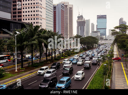 Jakarta, Indonesien - 16. November 2018: Stau entlang der Sudirman Road im Herzen von Jakartas Geschäftsviertel an einem regnerischen Tag. Stockfoto