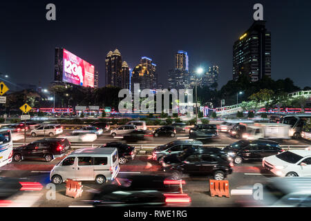 Jakarta, Indonesien - 30. Mai 2018: Rush Hour Traffic mit unscharfen Bewegung auf der Gatot Subroto Autobahn bei Nacht gefangen im Herzen von Jakarta nach Süden b Stockfoto