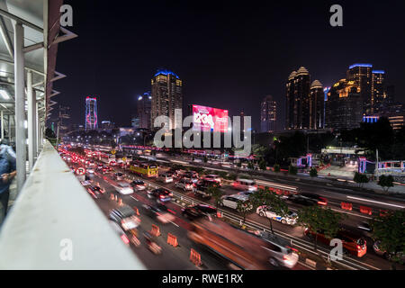 Jakarta, Indonesien - 30. Mai 2018: Rush Hour Traffic mit unscharfen Bewegung auf der Gatot Subroto Autobahn bei Nacht gefangen im Herzen von Jakarta nach Süden b Stockfoto