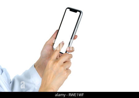 Woman's Hand hielt und sie ihr Smartphone. Closeup Hand berühren Smartphone mit leeren Bildschirm auf weißem Hintergrund und kopieren Sie Platz für Text isoliert. Mo Stockfoto