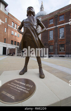 Offenes Mädchen in London, Statue Skulptur von iconic offenes Mädchen im Paternoster Square London, Großbritannien, von State Street Global Advisors gefördert Stockfoto