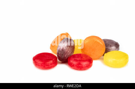 Medizinische Lutschtabletten zur Linderung Husten, Halsschmerzen und Rachen auf weißem Hintergrund. Husten und Erkältungen. Bunte Husten pastille. Rot, Stockfoto