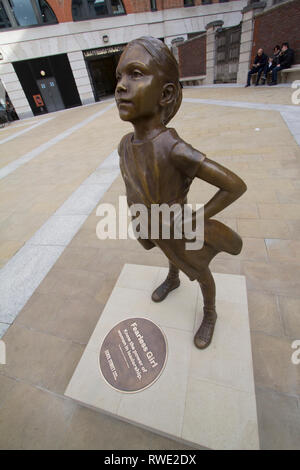 Offenes Mädchen in London, Statue Skulptur von iconic offenes Mädchen im Paternoster Square London, Großbritannien, von State Street Global Advisors gefördert Stockfoto