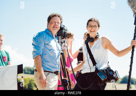 Film oder Video Crew mit Kameramann und Tontechniker während der Produktion Stockfoto